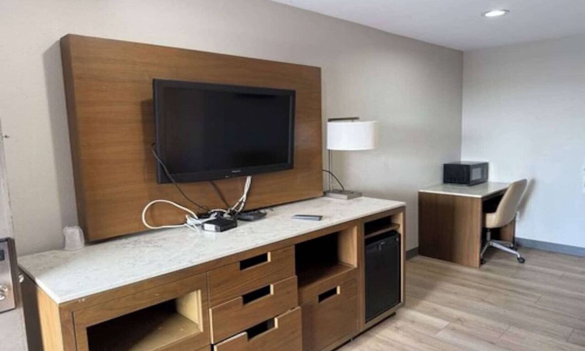 Lincoln Acres Apartment | 2 Queen Beds Non-Smoking