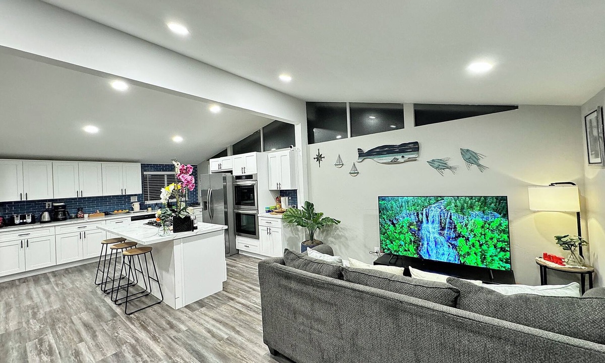 Allied Gardens House | 2000SqFt Oasis Outdoor Patio BBQ for Family 5Beds, 4KTV, 4BdR, 2BathR Fast EV