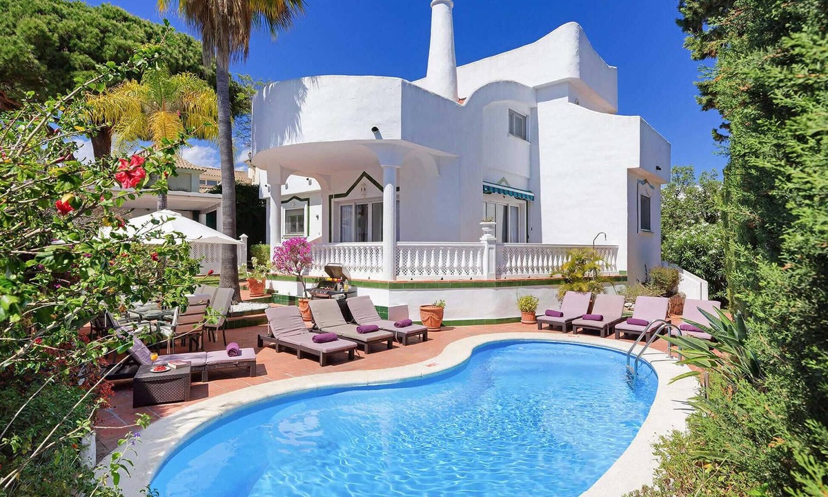 Urbanizacion Hacienda las Chapas House | 4 bedroom accommodation in Las Chapas