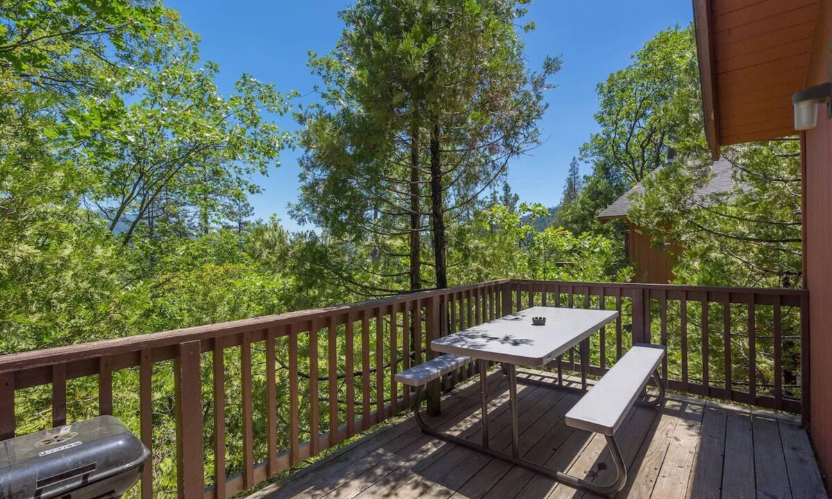 Bass Lake Hotel | 4 Nature Lodge w/Breakfast (Select Stays) Near Bass Lake & Scenic Sierra Trai