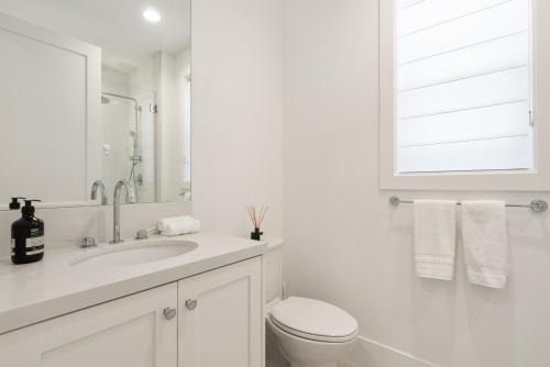 West Los Angeles House | 4mil WestLA Lux Manor Santa Monica and Beverly Hills