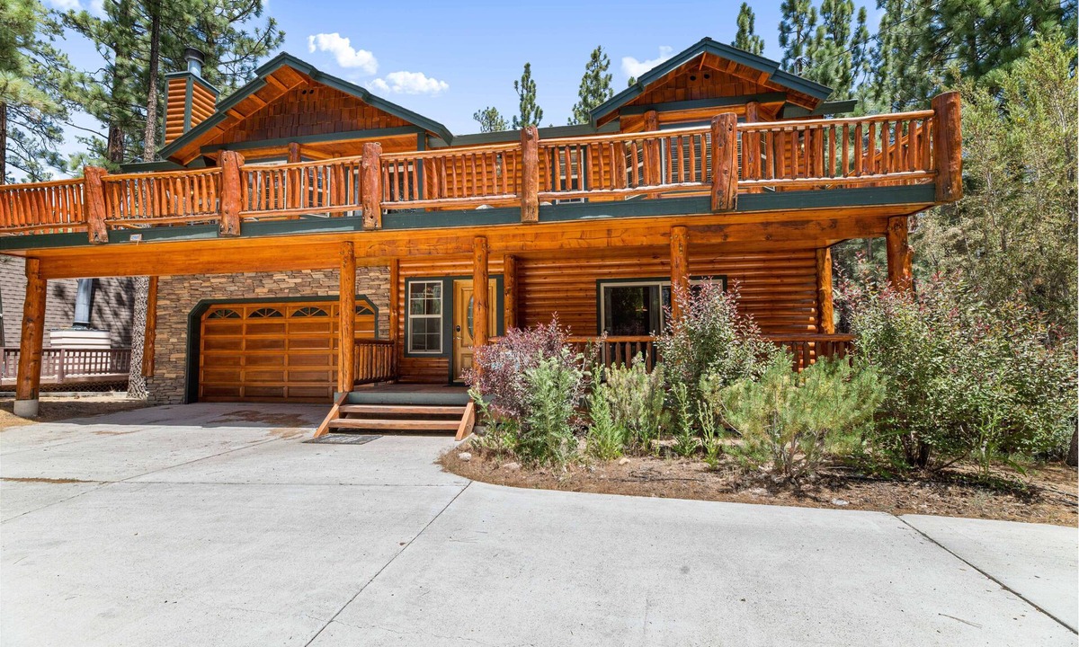 Fox Farm House | 5 STAR CABIN! PRIVATE Hot Tub. Game room! Close VILLAGE, SLOPES, LAKE!