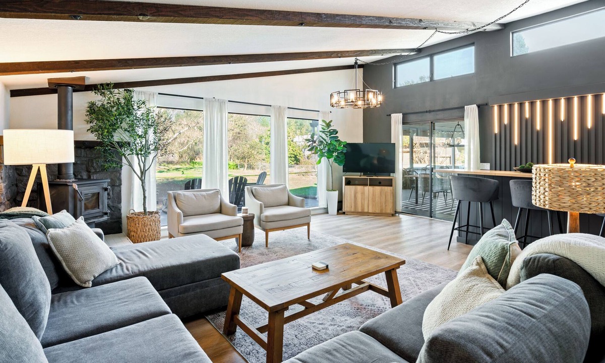 Healdsburg House | 6Beds 3Bath - Pool, Hot Tub, Pets Welcome, Fire Pit- 1mi to Downtown