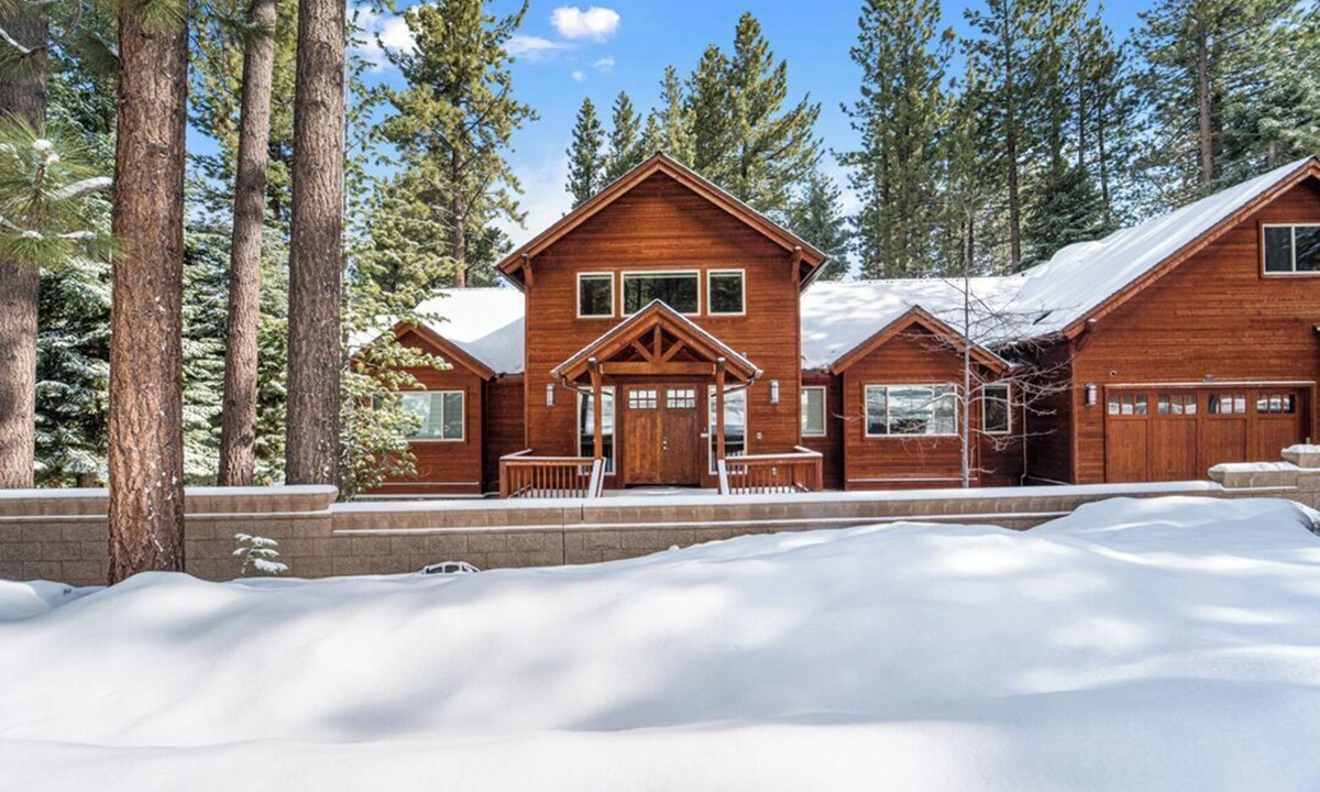 Tahoe Island House | 7 bedrooms, 5.5 baths, jacuzzi, full-size bar, 4 miles to casinos, Heavenly ski
