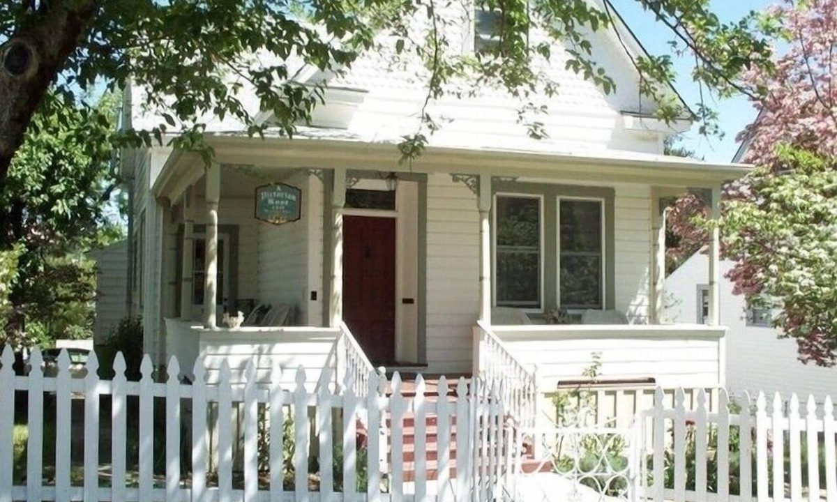 Grass Valley House | A Victorian Rose, DOWNTOWN, Hot Tub, Rec Room,couples, families & groups welcome