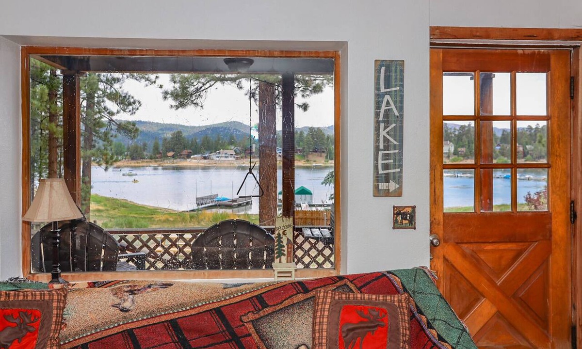 Big Bear Lake House | Adorable LAKEFRONT cabin! VIEWS! HOT TUB! Slopes & Village!