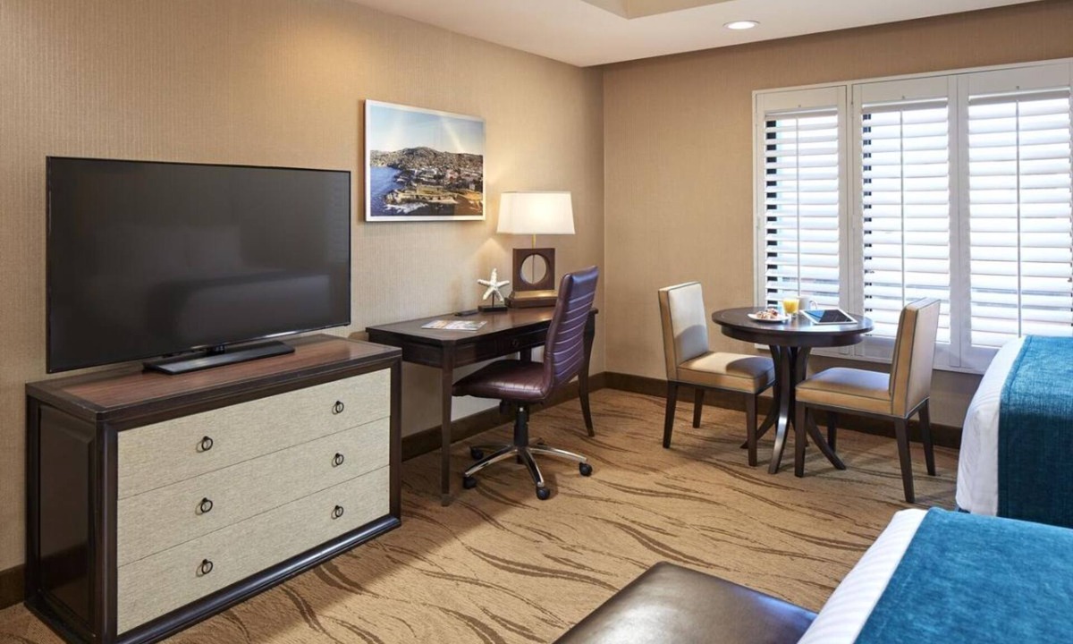 Village of La Jolla House | An Adventure Awaits! On-Site Restaurant, 8.0 Miles Away From Sunset Cliffs