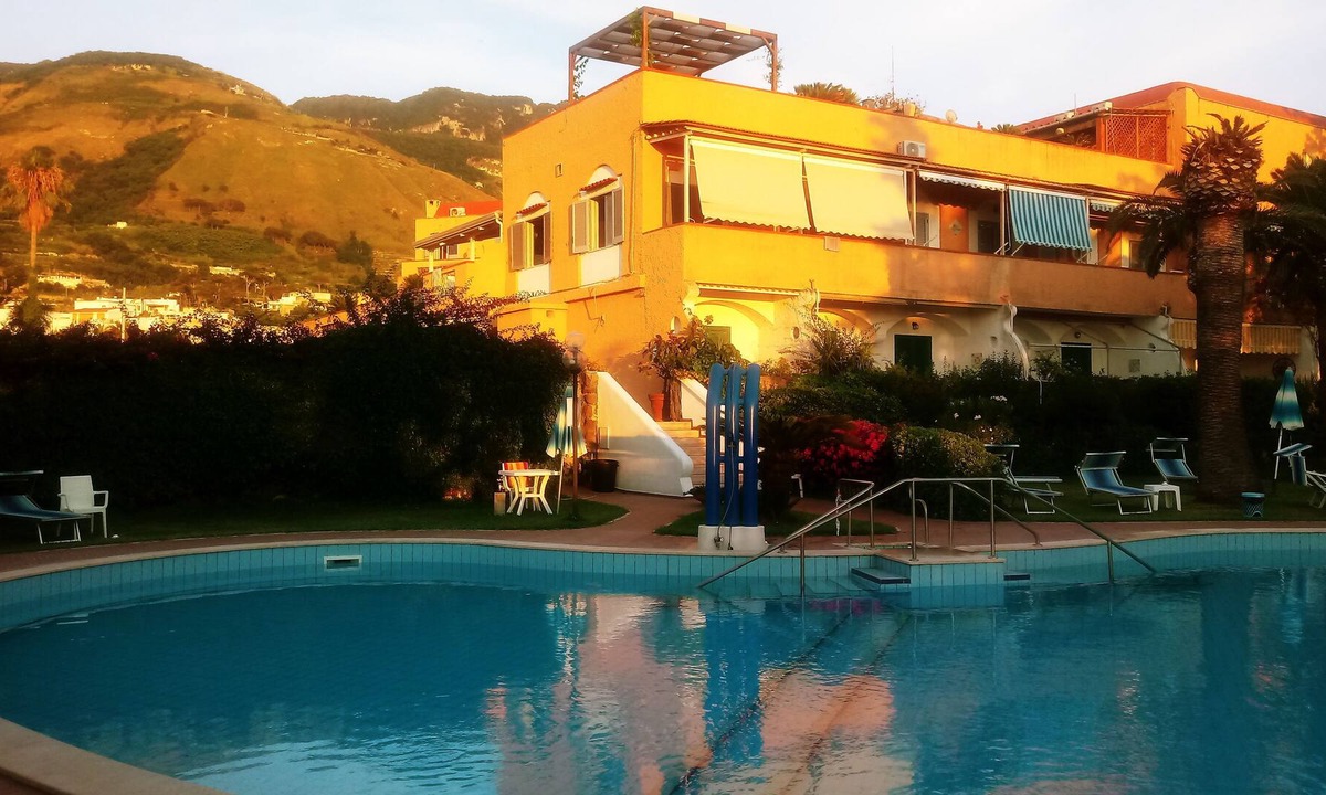 Succhivo House | Apartment in park with swimming pool near the sea.