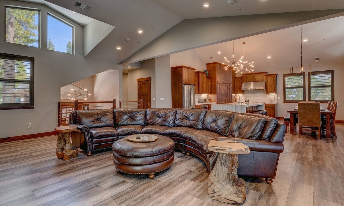 Pioneer Trail House | Arcades, Sauna, Spa, Pool Table, Dreamy Chefs Kitchen: The Lodge
