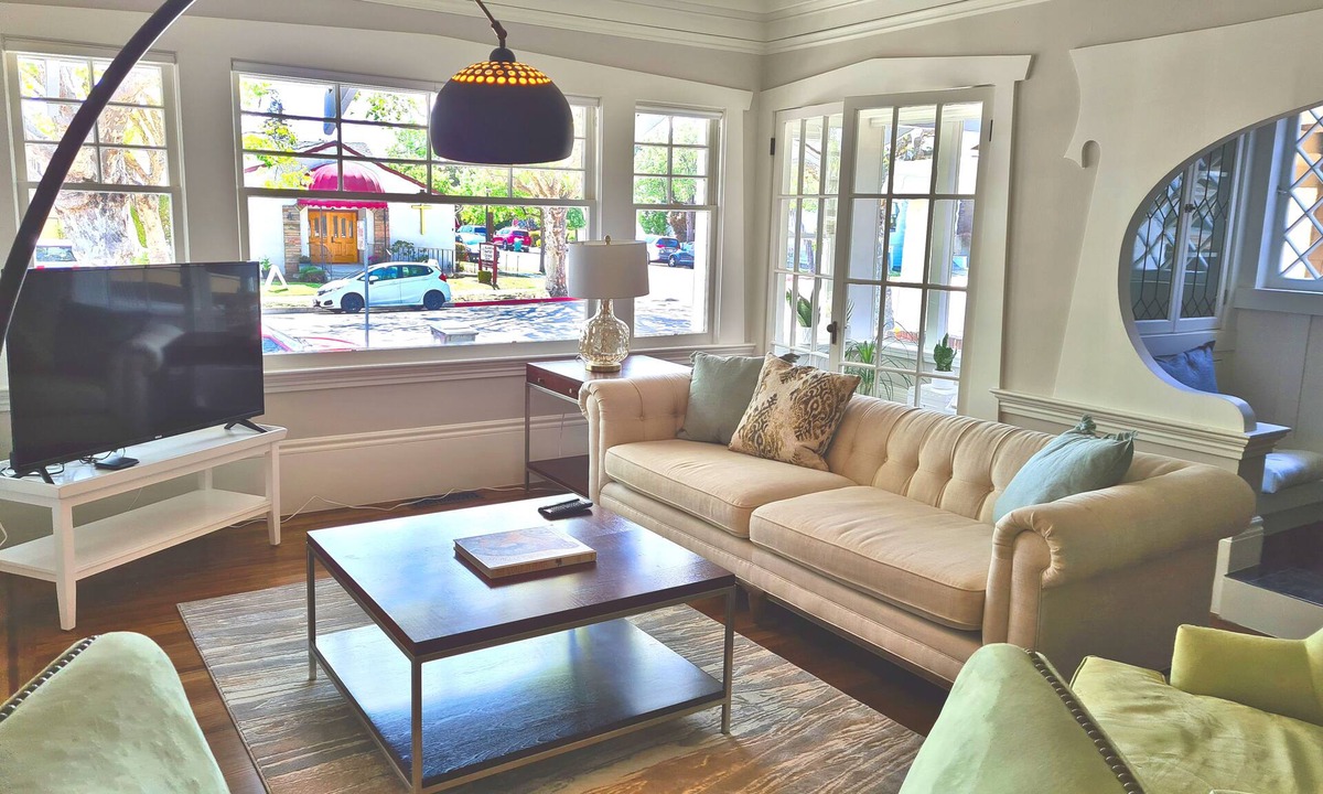 East End House | ARCHITECTURAL GEM 6bdrm island 2700+ sqft spa, theater, grill, yard, office