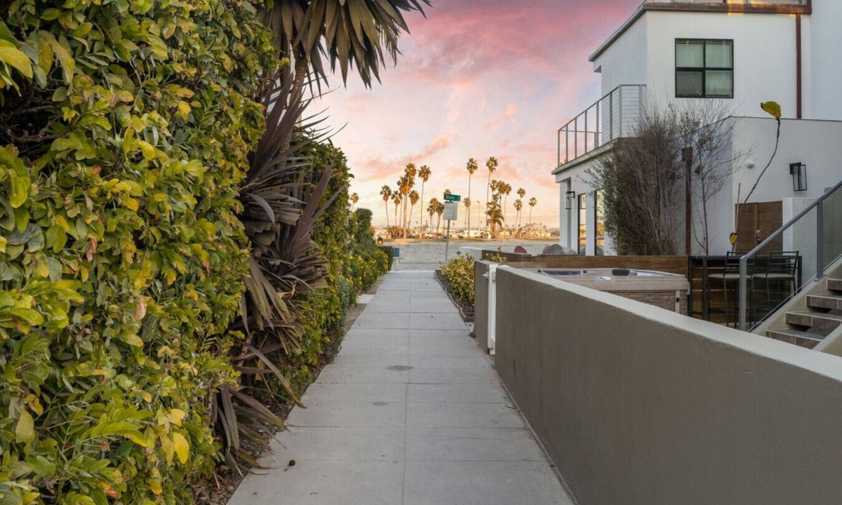 Mission Beach House | Bayfront Bungalow Getaway! Steps from the beach + Free Parking