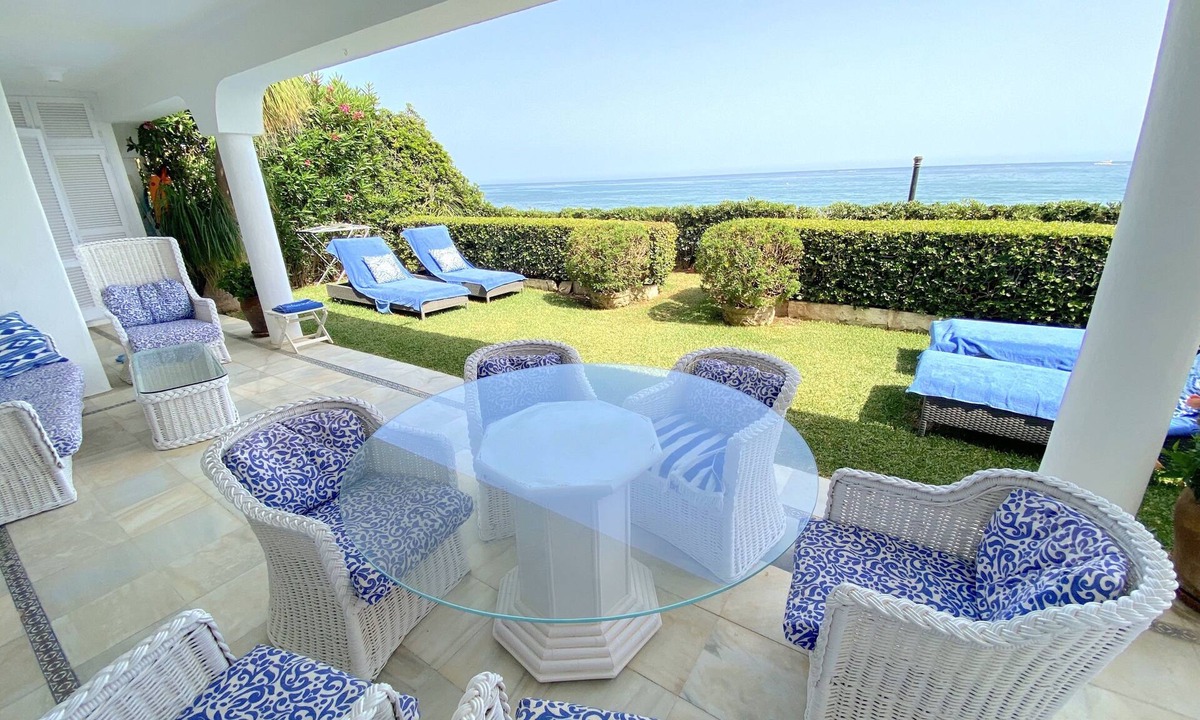 Golden Mile Villa | BEACHFRONT , Central, quiet, parking, pool