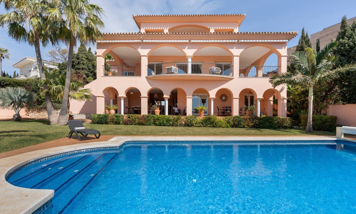 Torrequebrada Villa | Beachside Villa with Great Sea View