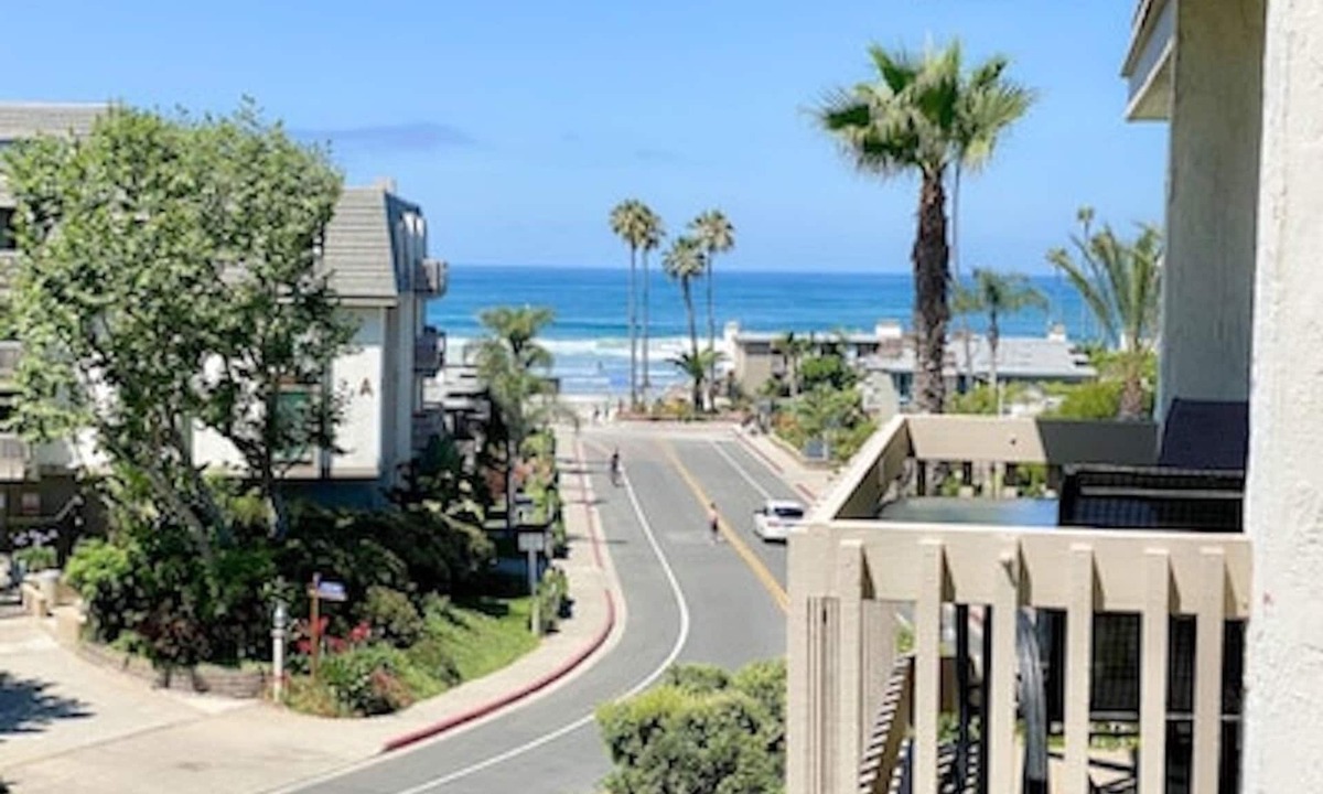Townsite Condo | Beautiful End Unit Single Level Condo North Coast Village - Walk to the beach!