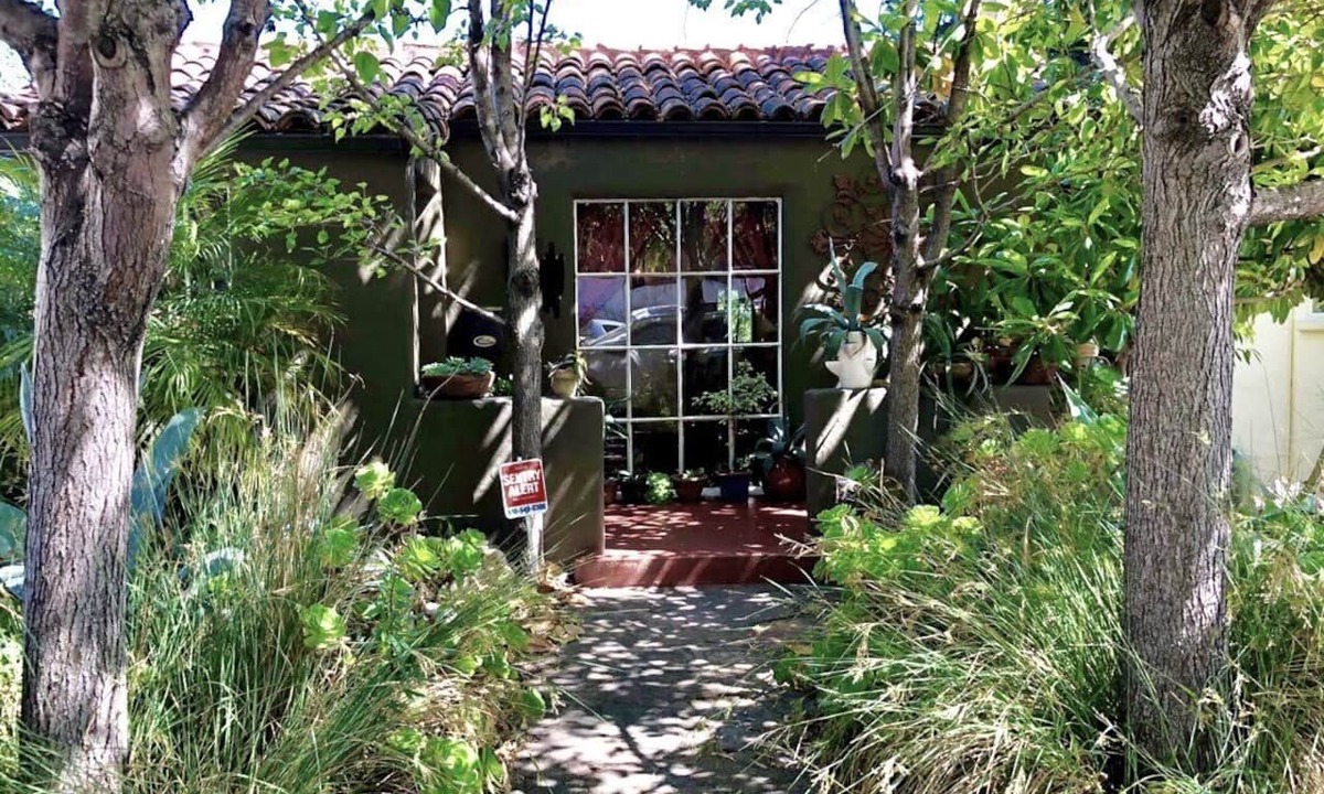 Oakmore House | BEAUTIFUL spanish style house - lower hills - SAFE NEIGHBORHOOD!