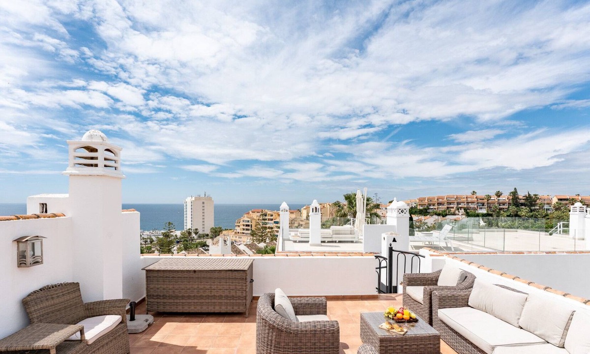 Torrequebrada Ski Chalet | Beautiful views family townhouse steps from the BEACH REF018