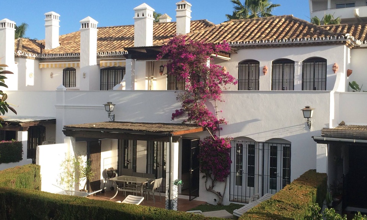 El Paraiso House | Benamara Townhouse - huge pool, wifi, garden, ac, restaurants & bars. Sleeps 11