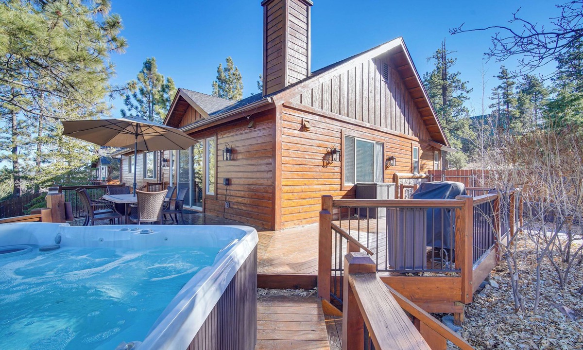 Eagle Mountain Estates Cottage | Big Bear Lake Cabin w/Hot Tub & Gas Fire Pit!