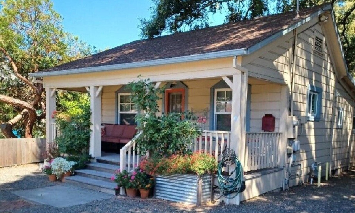 Burbank Gardens Neighborhood Association Cottage | Bohemian Artist's Cottage in Wine Country