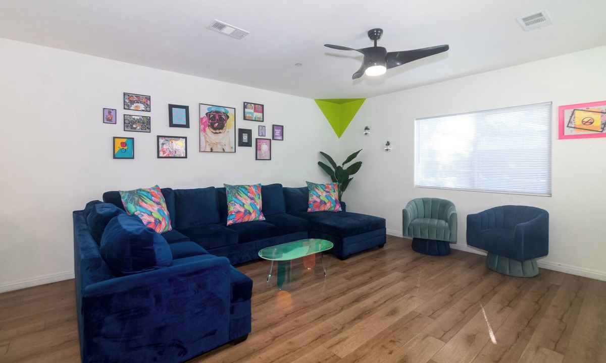 Redlands House | Bright Vibes Home- Sleeps 8- 1 block to University- Pacman, BBQ, Indoor Gym
