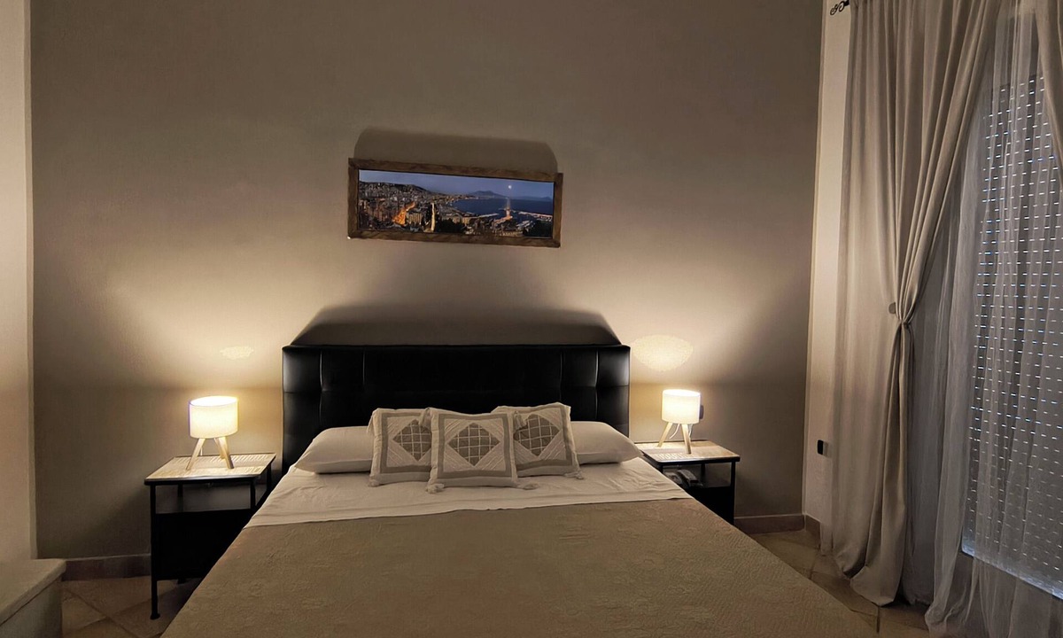 Naples City Centre Apartment | CARAFA RESIDENCE APARTMENT IN CITY CENTER A FEW MINUTES FROM STATION AND METRO