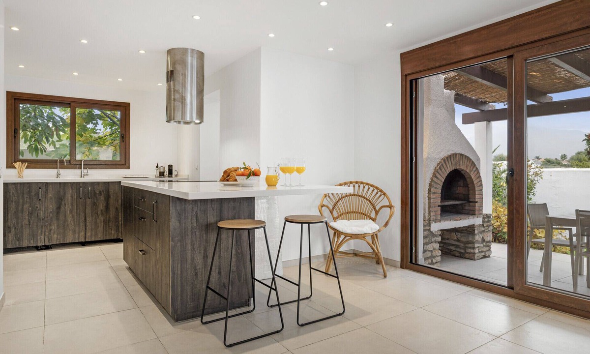 San Pedro de Alcantara Villa | Casa Adel - Cozy 4Bd Beach Bungalow in Marbella