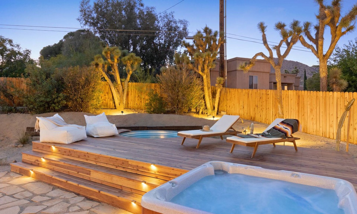 Yucca Valley House | 🌵Casa Amarilla - Hot Tub, Firepit, BBQ & Fantastic Yard for Families!🌵