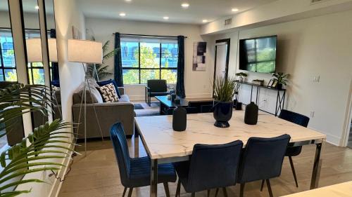 Westwood Apartment | Century City Cozy 3 Bedroom Apartment with Parking 302,303