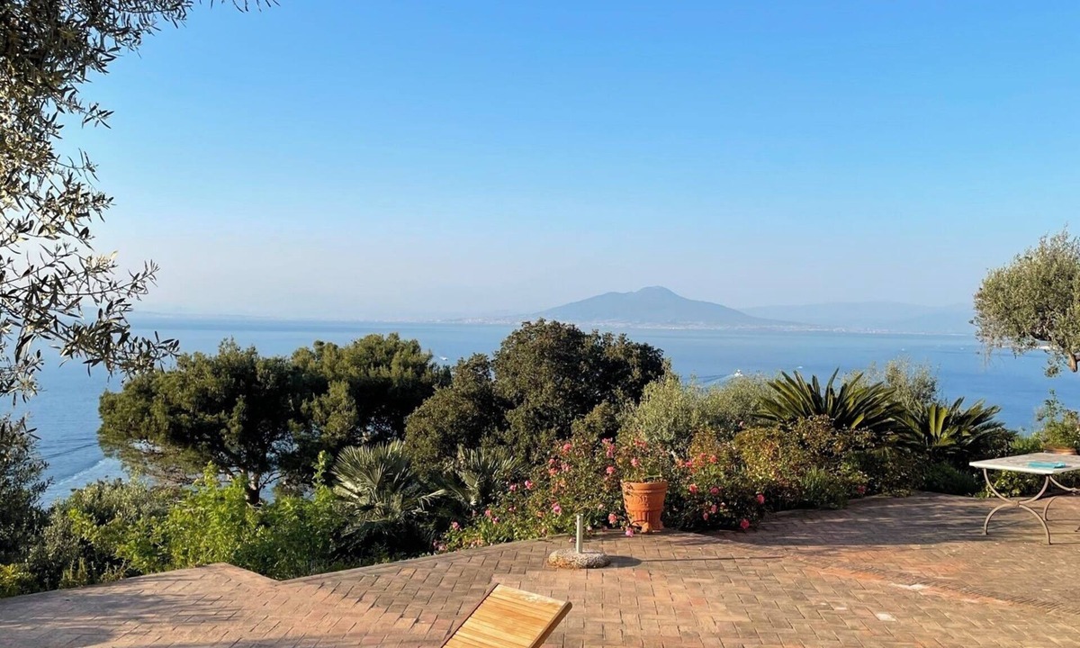 Tiberio House | Cesina Home | Apartment in Historic Villa with Panoramic Terrace