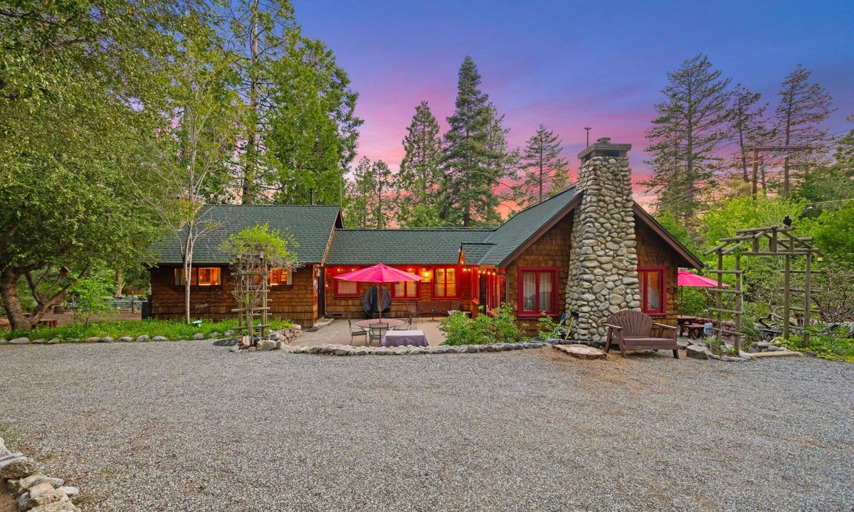 Fern Valley Cabin | Charming 1937 Vintage Cottage 2 bedrooms/baths,(Sleeps 4) walk to town/creek