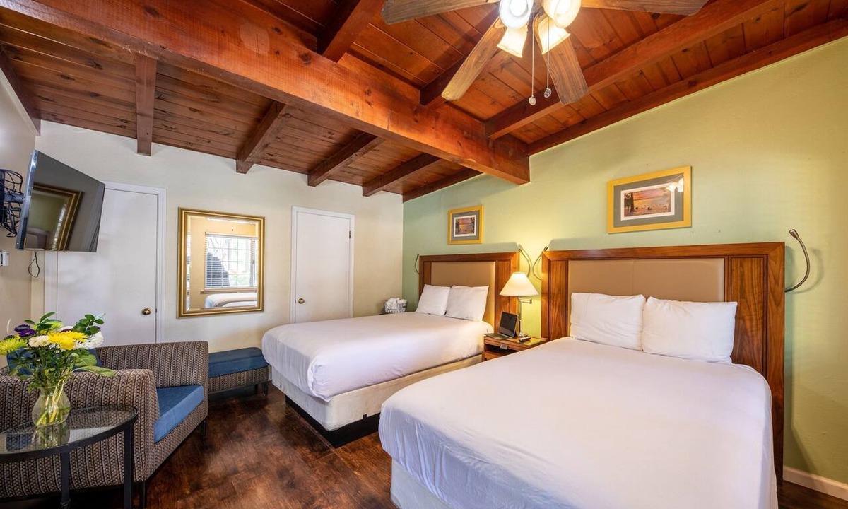 Tahoe Island Hotel | Charming 2 Queen bed lodge in South Lake Tahoe w/Kitchen