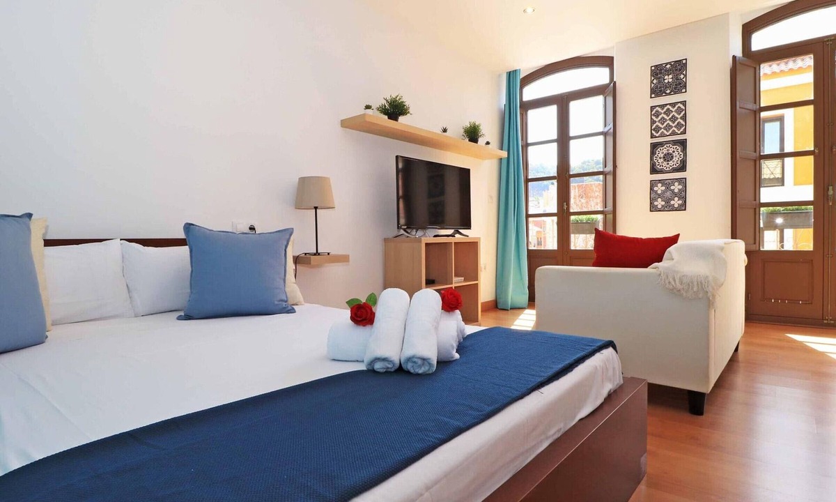 Lagunillas Apartment | Charming Central Studio in Historic Malaga, 15 Min Walk to Malagueta Beach