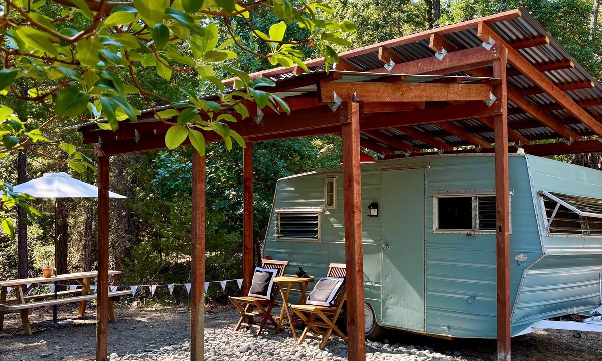 Burnt Ranch RV Rental | Chic 1967 Aristocrat Camper | Glamping (Tub)