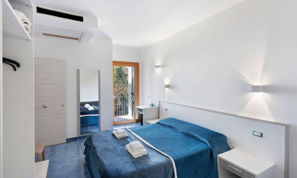 San Lazzaro Apartment | Cielo Room with Private Balcony, Sea View, Wi-Fi and Air Conditioning