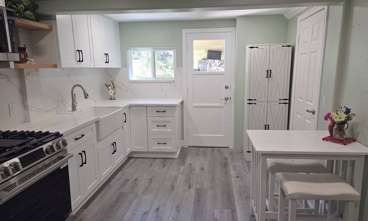 Lincoln Acres Apartment | City Close-Country Vibe