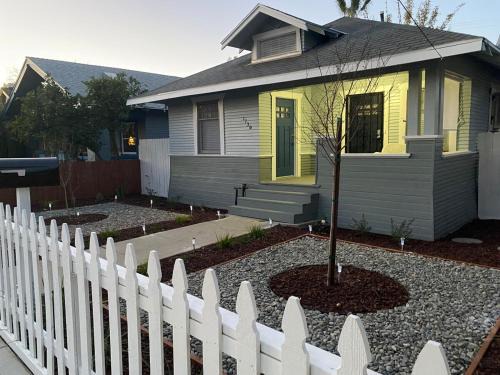 Oleander - Sunset Villa | Classic California Bungalow Downtown