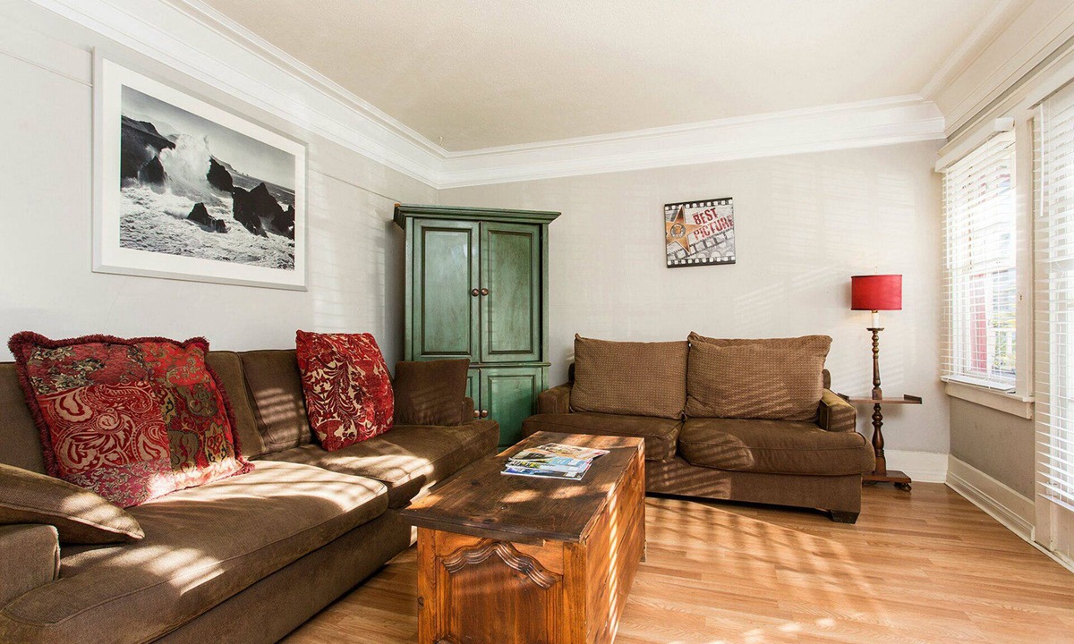 Hollywood Apartment | Classic & Central Hollywood Retreat with Porch and Garden