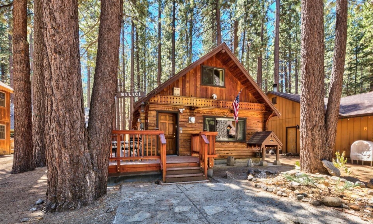 Black Bart House | Classic Tahoe Cabin-come play in the mountains, ski, board, cross country!