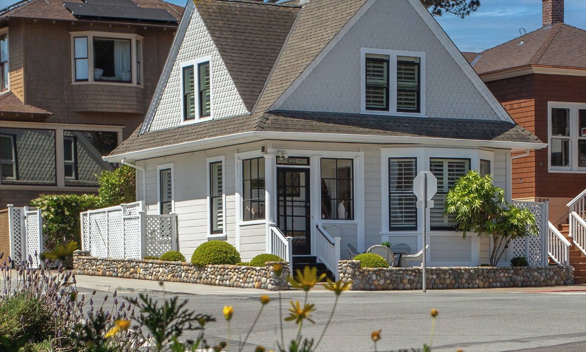 Pacific Grove House | Closest Home to Lover’s Point Beach, Ocean Views, Newly Remodeled Victorian