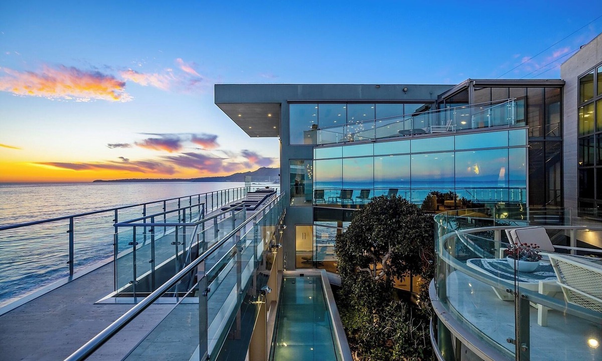 Central Malibu Villa | Coastal Masterpiece with Expansive Beachfront & Luxury Amenities
