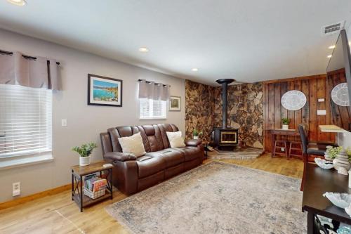 North Upper Truckee House | Conveniently located with large deck & fireplace - all the comforts of home