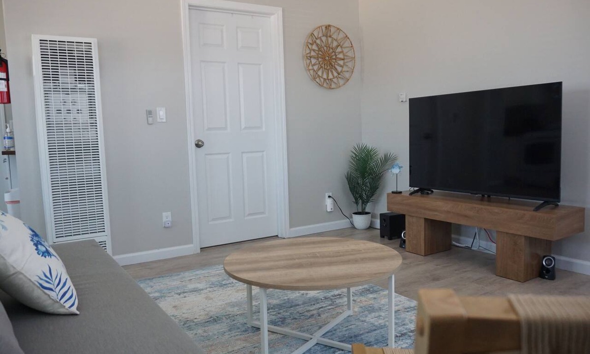 Del Aire Apartment | Cozy 1-bedrm apt. w/AC close to Beaches and SoFi