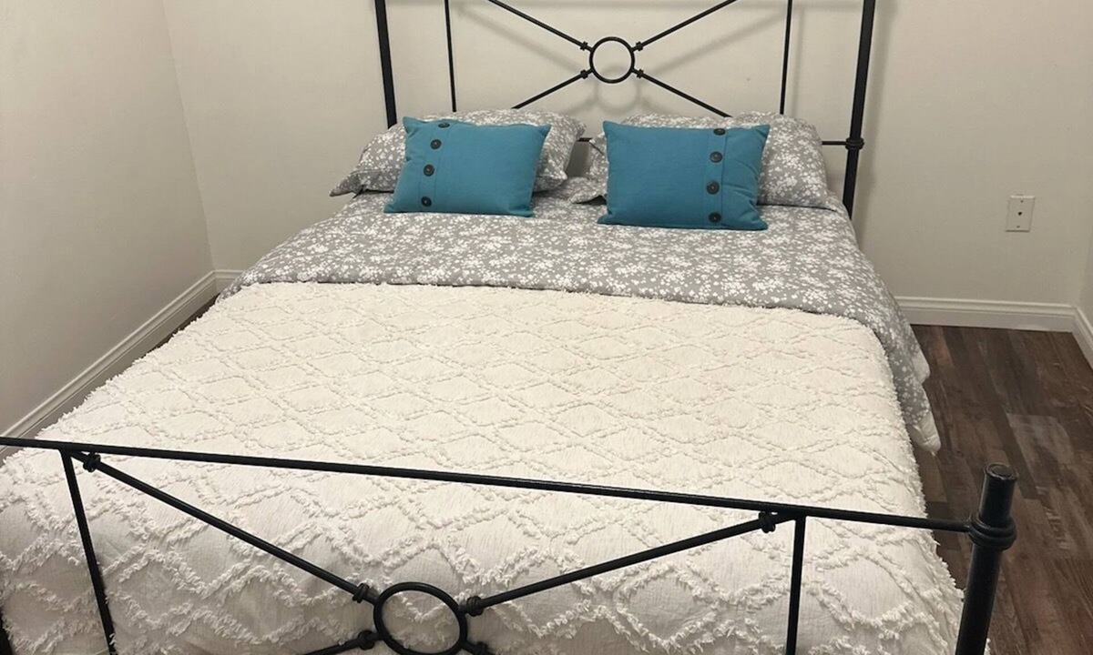 Oildale Apartment | Cozy 1-bedroom apartment with WiFi, AC in delightful Bakersfield
