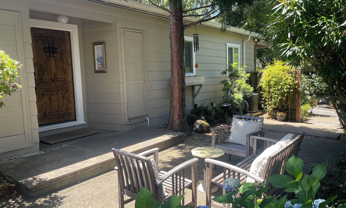 Claremont House | Cozy 2-bedroom 2- bathroom house with beautiful garden/great location!