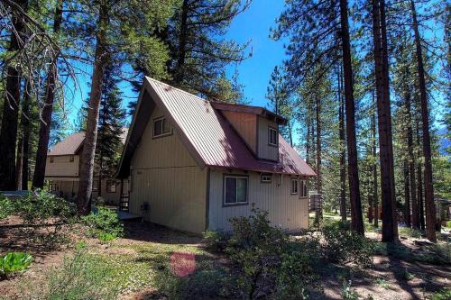 Country Club Estates House | Cozy Mountain Cabin Perfect for Families and Hiking Trails in South Lake Tahoe, California