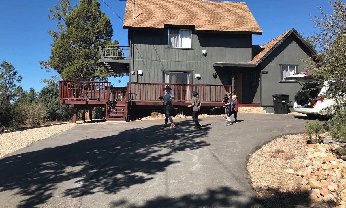 Whispering Forest Cabin | Cozy Private 2-Bedroom Big Bear Cabin on 1 acre w/Pano MTN Views, Jacuzzi, WiFi