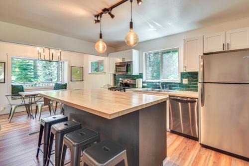 Strawberry House | Cozy Retreat w/Deck ~ 2 Mi to Pinecrest Lake!