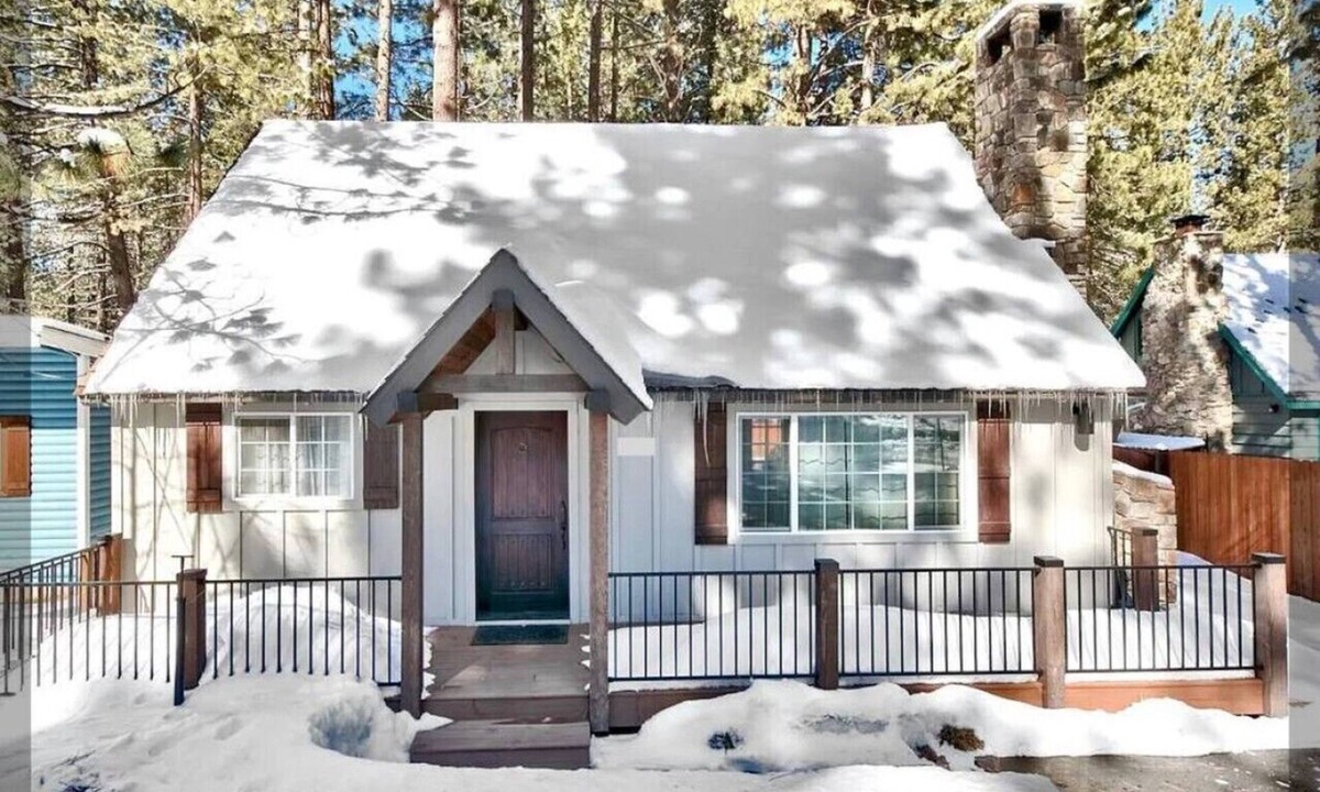 Sierra Tract Cabin | Cozy S Lake Tahoe Cabin in the City! 30 day minimum