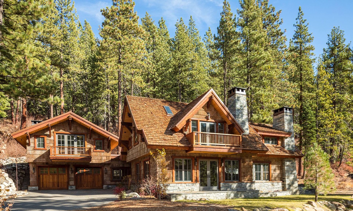 Truckee Villa | Craftsman Cabin | Hot Tub + Fire Pit + Games | Near Palisades | Hunter