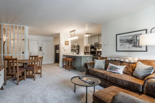 Mammoth Lakes House | Crestview #3 bldg C 1 Bedroom plus Den/2 Bathroom, close to town shuttle and short walk to village